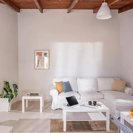Beachside White Apt-ligaria Apartment