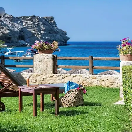 Beachside White Apt-ligaria Apartment